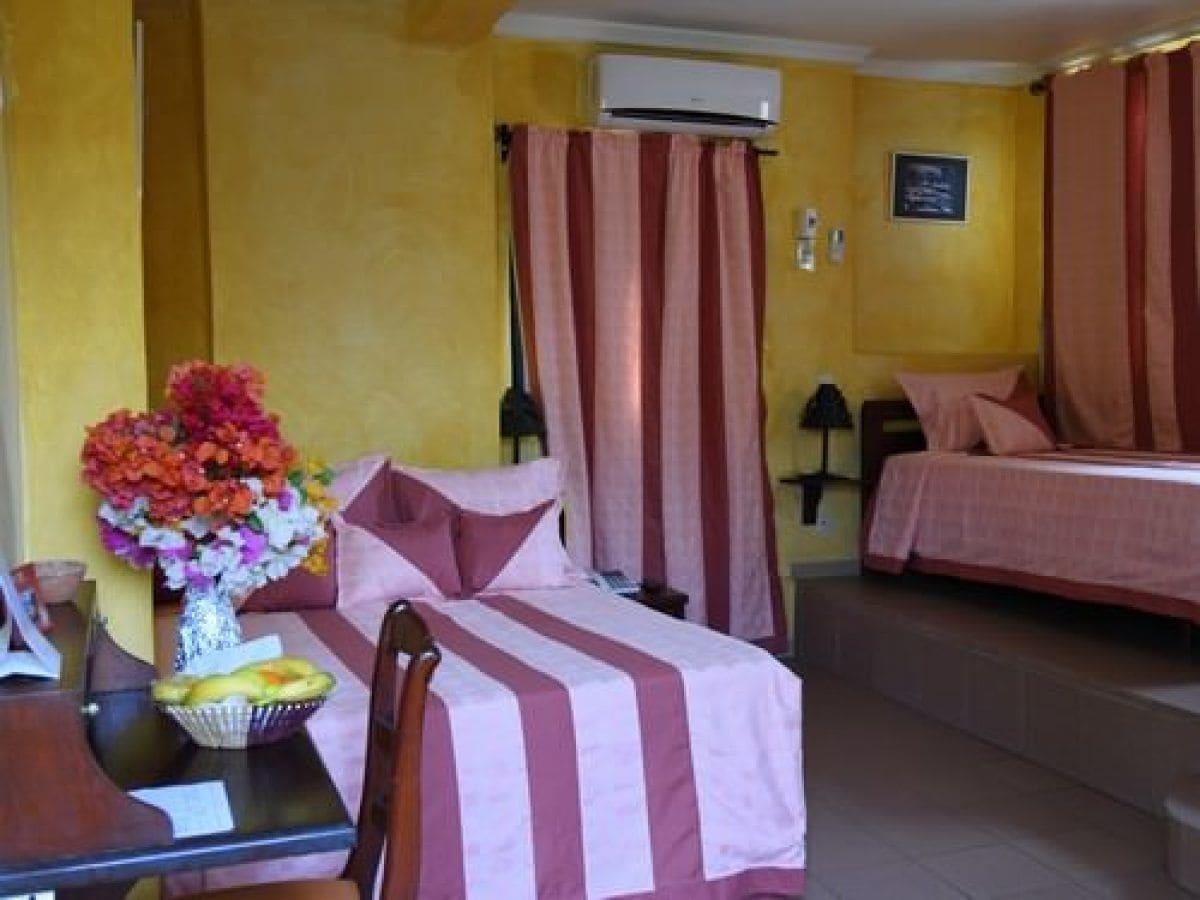 Hotel De La Poste Saint-Louis Exteriör bild